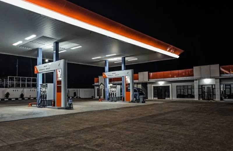 Estación EVORAA bajo la cubierta de una estación de servicio