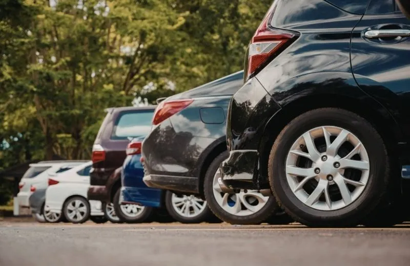Fila de cargadores EVORAA en un parqueadero cubierto