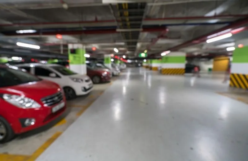 Estación EVORAA en el parqueadero de un almacén de grandes superficies